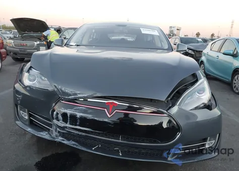 2013 Tesla Model S z USA, uszkodzony, nr VIN 5YJSA1CNXDFP27124